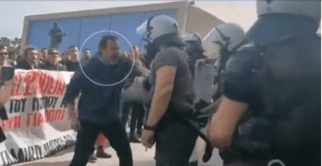 Θεσσαλονίκη – Επεισόδια στο ΑΠΘ: Μυστηριώδης άνδρας προκαλεί τα ΜΑΤ και μετά εξαφανίζεται (Video)