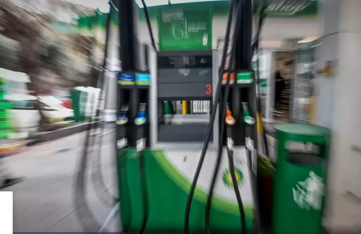 Με σπασμένα φρένα η άνοδος στις τιμές της βενζίνης: Φόβοι ότι θα φτάσει στα 3 ευρώ το λίτρο και σενάρια για νέο κύκλο Fuel Pass