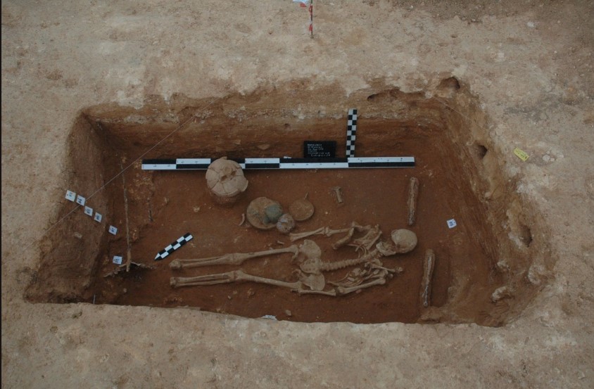 Μαυροπηγή Πτολεμαΐδας: Στο φως μια μοναδική νεκρική κλίνη in situ του 4ου π.Χ. αιώνα