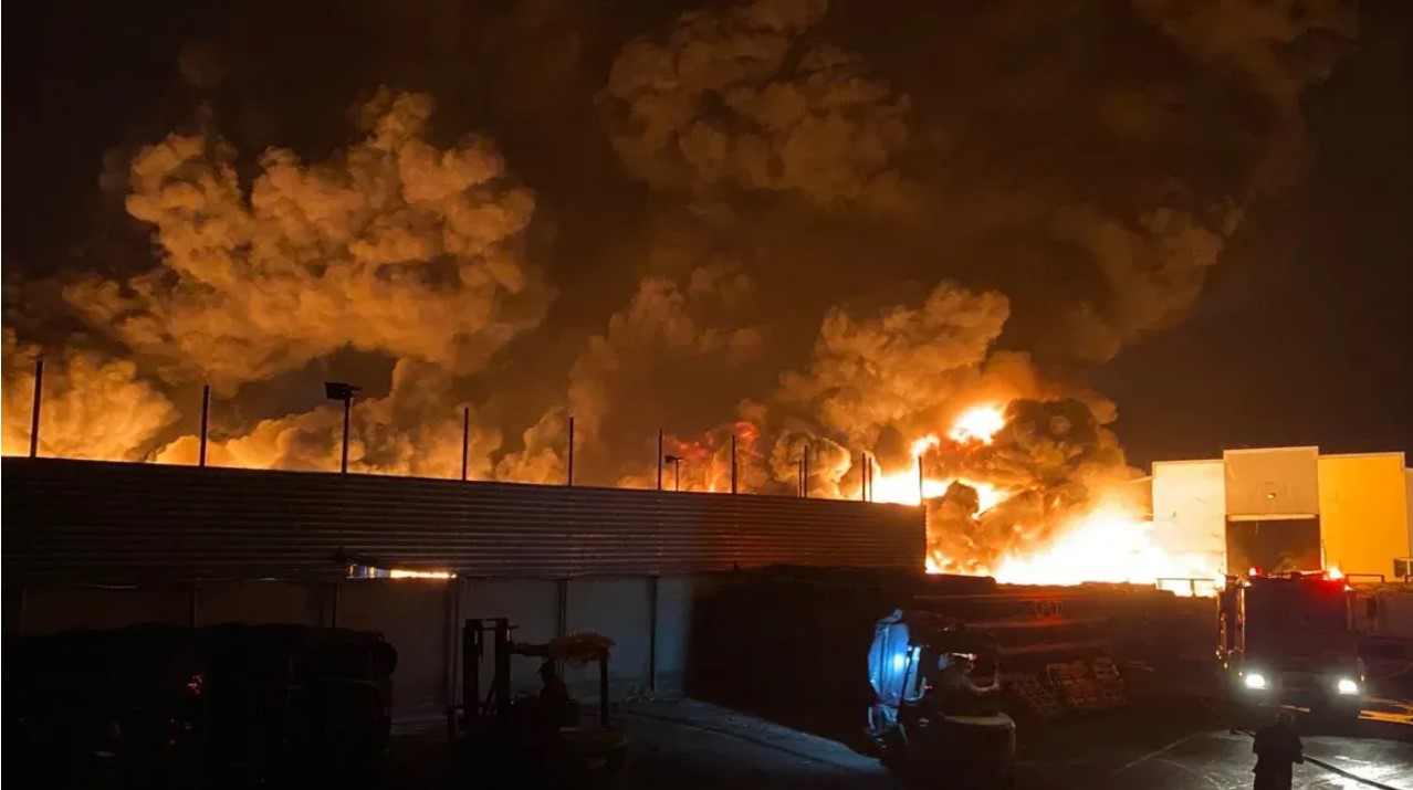 Πύρινη κόλαση από φωτιά σε εργοστάσιο πλαστικών στον Ασπρόπυργο – Συναγερμός στην Πυροσβεστική (photos/video)