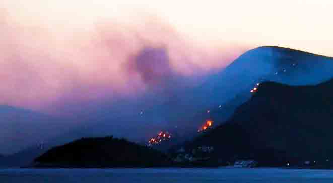 Εκκενώνονται δύο οικισμοί στη Σάμο - Προσπάθεια να ελεγχθεί η φωτιά
