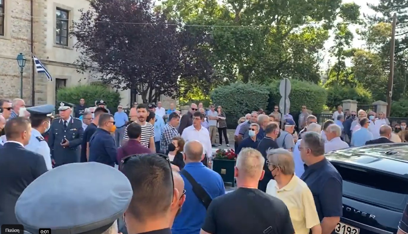 Νεαρός αποδοκίμασε τον πρωθυπουργό Κυριάκο Μητσοτάκη στη Σιάτιστα, απομακρύνθηκε απο την φρουρά του