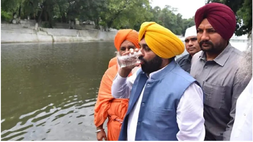 Ινδός πολιτικός ήπιε νερό από «ιερό ποτάμι» για να αποδείξει πως είναι καθαρό, αλλά κατέληξε στο νοσοκομείο