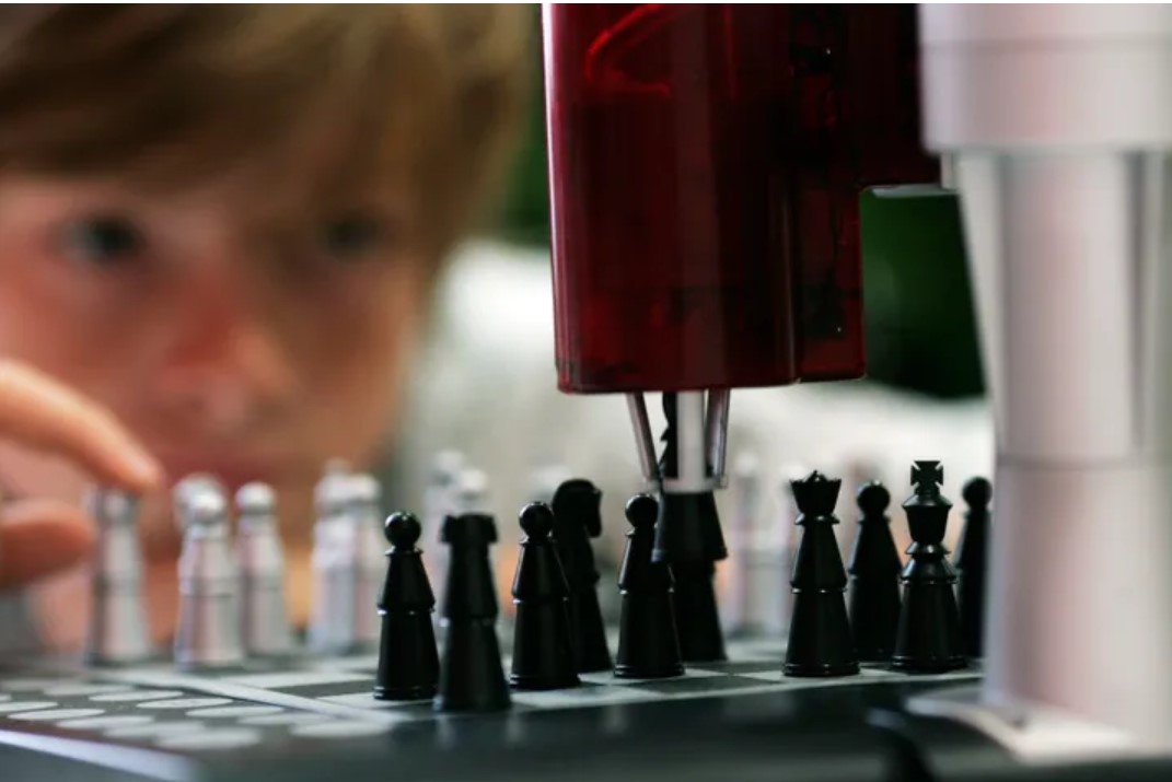 Ρομπότ (εκνευρίστηκε) έσπασε το δάχτυλο μικρού αγοριού σε αγώνα σκάκι