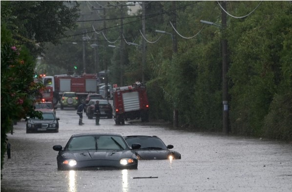 Χάος από την πλημμύρα στη λεωφόρο Σταμάτας - Δροσιάς: Οδηγοί εγκλωβίστηκαν στα αυτοκίνητά τους - Δείτε φωτογραφίες