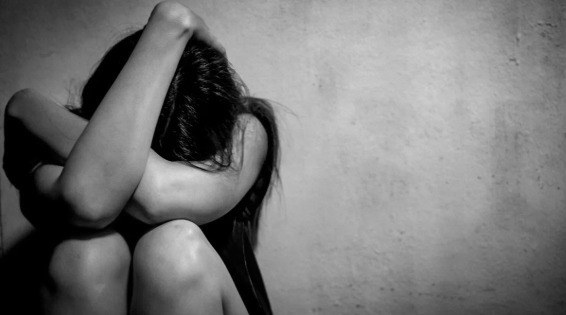 Ηράκλειο: Βίασε την 13χρονη κόρη της συντρόφου του, την ώρα που η γυναίκα γεννούσε το παιδί τους