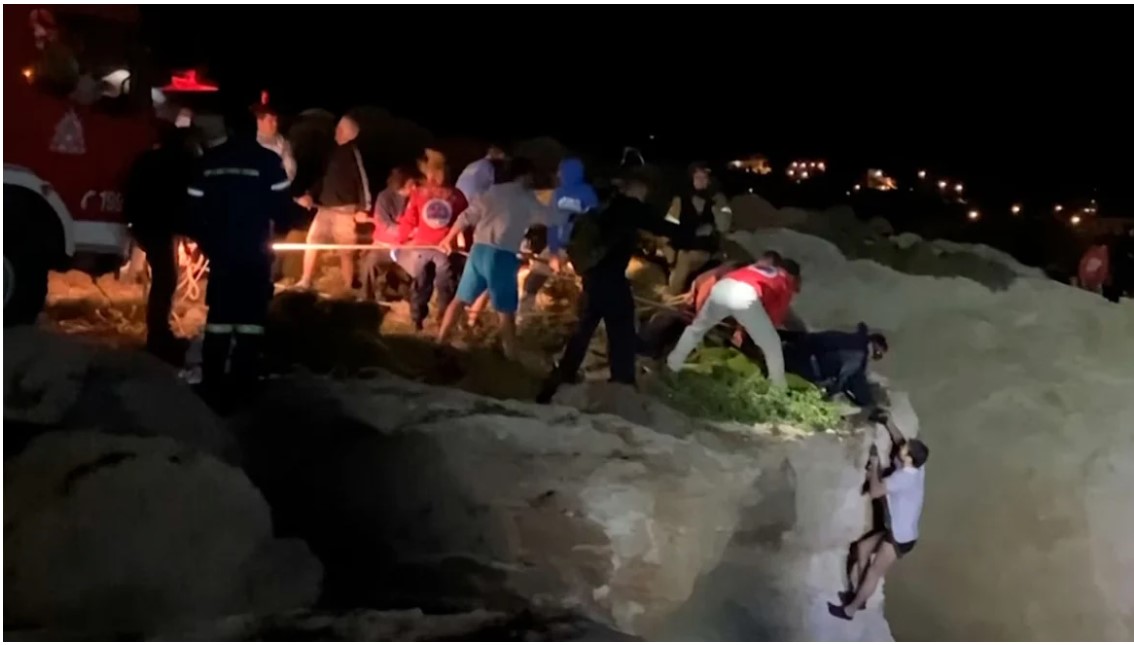 Γυναίκες οι 16 νεκροί στο ναυάγιο με μετανάστες στη Λέσβο - Συγκλονιστικά βίντεο από την διάσωση στα Κύθηρα