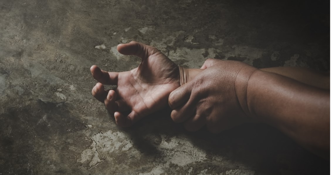Αχαΐα: «Εφιάλτη» ζούσε μια 70χρονη - Ο κουνιάδος της την απειλούσε με πριόνι και τη βίαζε