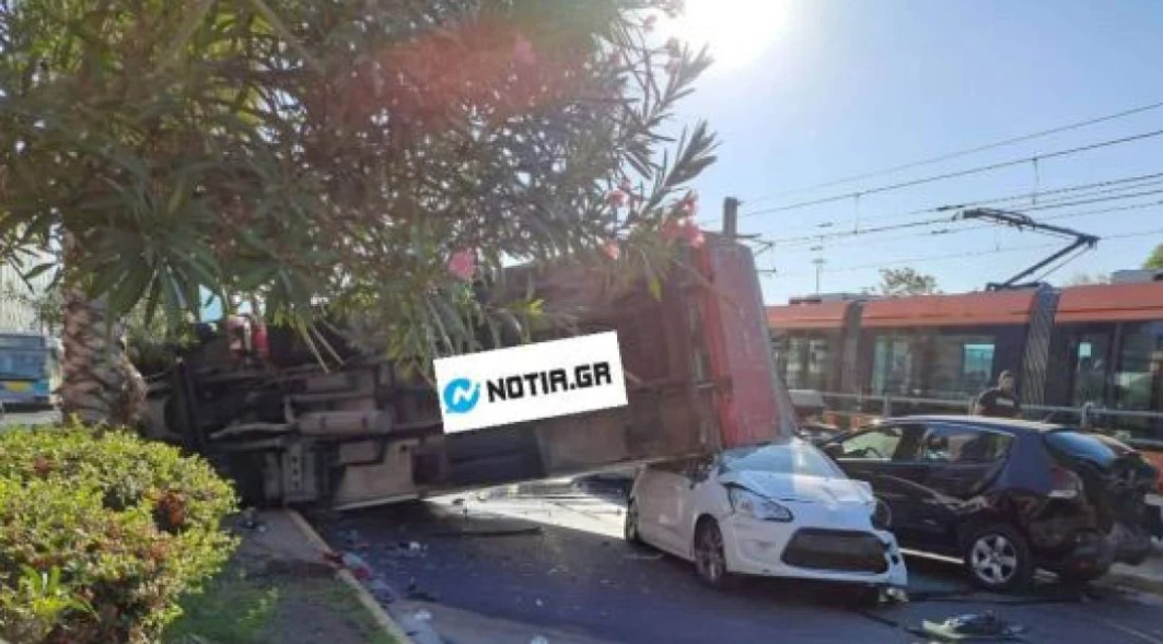 Τροχαίο στο Νέο Φάληρο - Φορτηγό καταπλάκωσε παρκαρισμένο ΙΧ