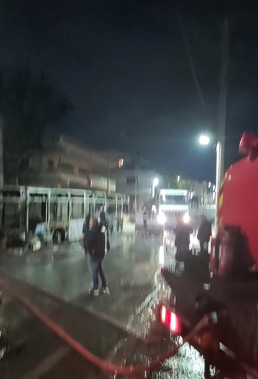 Πυροβολισμός 16χρονου: Ρομά πυρπόλησαν αστικό λεωφορείο στα Άνω Λιόσια | Video
