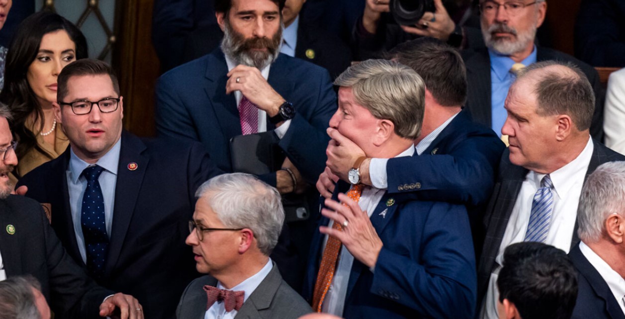 ΗΠΑ-Βουλή των Αντιπροσώπων: Καρέ-καρέ το κεφαλοκλείδωμα πριν το deal που έφερε την εκλογή Μακάρθι