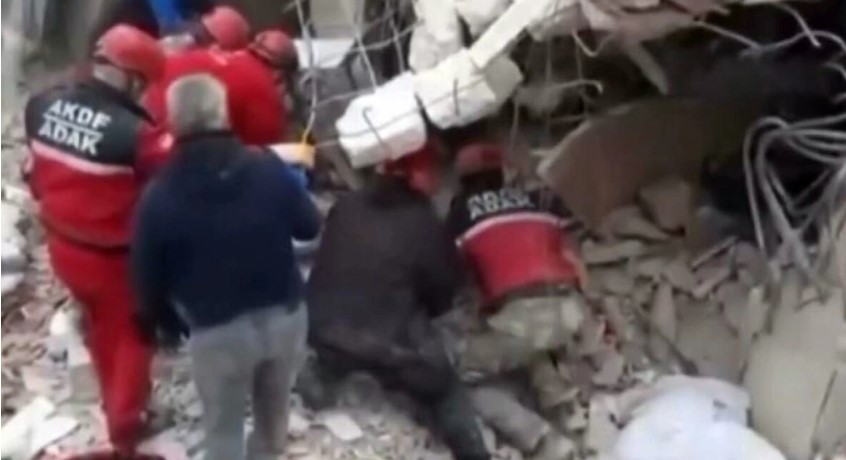 Σεισμός στην Τουρκία: Η σοκαριστική στιγμή που συντρίμμια πολυκατοικίας καταπλακώνουν διασώστες