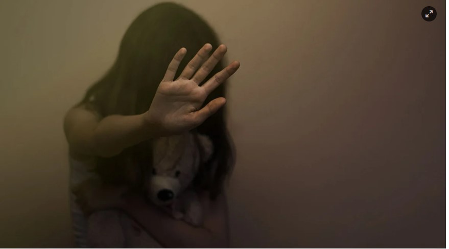 Λακωνία: Αλλοδαποί κακοποιούσαν σεξουαλικά 13χρονη - Γέννησε το παιδί του βιαστή της