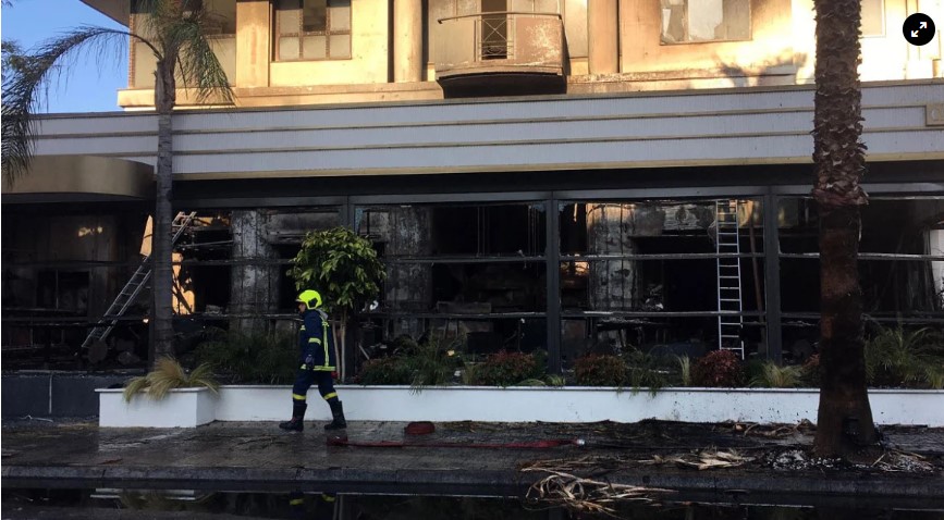 Νέα Σμύρνη: Στάχτη γνωστό εστιατόριο - «Πέταξαν κάτι μέσα στο μαγαζί και έπιασε φωτιά»
