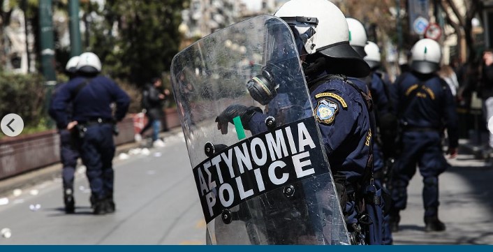 Συνελήφθη ο αστυνομικός που πυροβόλησε στον αέρα έξω από την ΑΣΟΕΕ