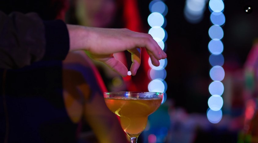 Κολωνάκι: «Φαινόταν πολύ μεθυσμένη», λέει ο άνδρας που κατηγορείται ότι έριξε ουσία στο ποτό 17χρονης