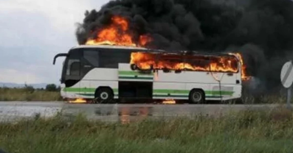 Μέτσοβο: Λεωφορείο με 52 μαθητές και τρεις συνοδούς έπιασε φωτιά στον δρόμο