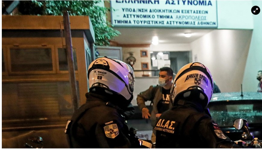 Μαχαίρωσαν και λήστεψαν 18χρονο στο κέντρο της Αθήνας - Συνελήφθη 17χρονος