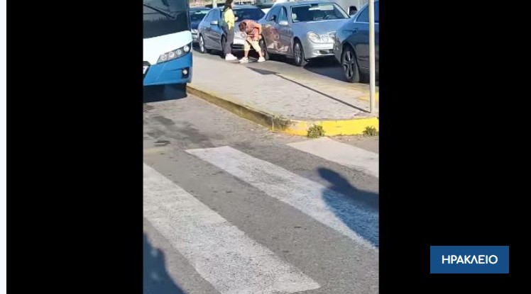Απίστευτο περιστατικό στο Ηράκλειο: Τουρίστρια ούρησε στην πιάτσα των ταξί (βίντεο)