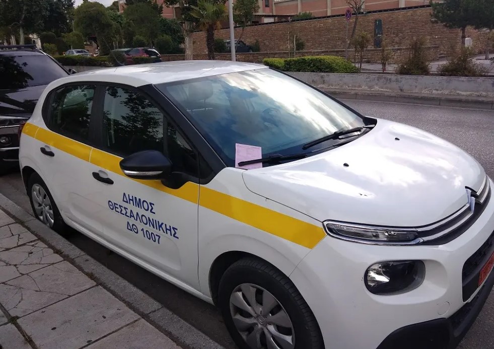Θεσσαλονίκη: Η δημοτική αστυνομία έκοψε κλήση σε όχημα του δήμου και δεν είναι η πρώτη φορά