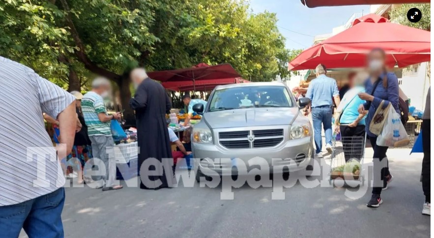 Βόλος: Αυτοκίνητο που οδηγούσε ιερέας «μπούκαρε» σε λαϊκή και παρέσυρε μια γυναίκα