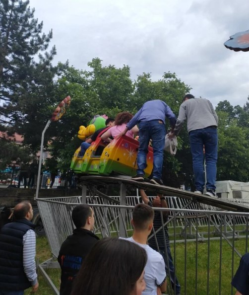Τρόμος σε λούνα παρκ στη Κοζάνη: Κόπηκαν δύο βαγόνια από το τρενάκι [βίντεο]
