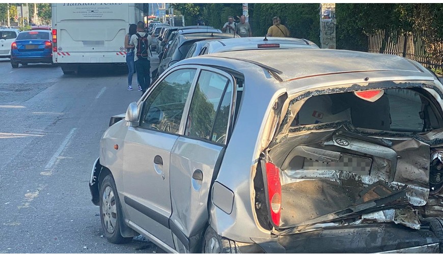 Θεσσαλονίκη: Τουριστικό λεωφορείο έπεσε σε 10 σταθμευμένα αυτοκίνητα στην Εγνατία