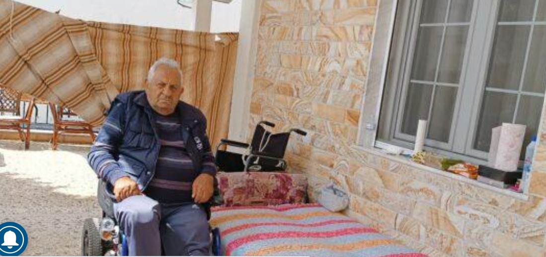 Εικόνες ντροπής στη Χαλκιδική: Ξεσπίτωσαν ξανά τον 81χρονο από τα Ν. Φλογητά – «Μου έσπασαν το αναπηρικό αμαξίδιο» (vid)