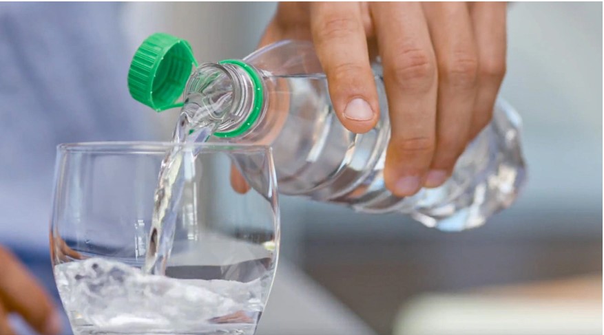 Περιβάλλον: Γιατί άλλαξαν τα καπάκια στα πλαστικά μπουκάλια