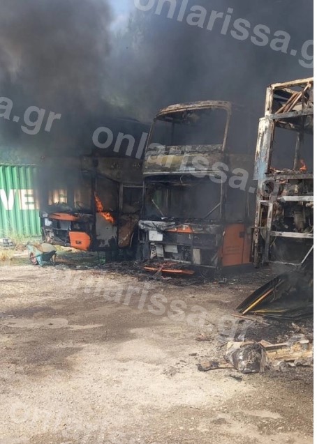 Καίγονται σταθμευμένα λεωφορεία - Φωτιά ξέσπασε στον κόμβο Πλατυκάμπου στη Λάρισα 