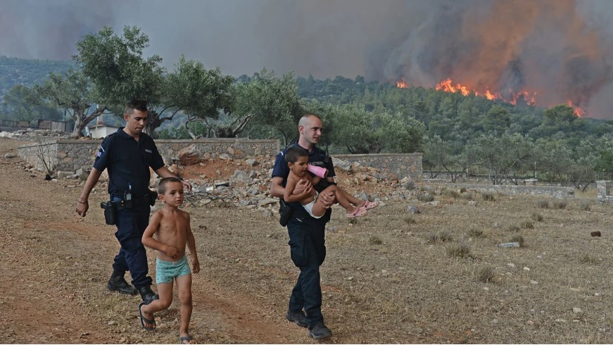 Φωτιά στα Δερβενοχώρια: Εκκένωση στον Άγιο Χαράλαμπο Μάνδρας - Αστυνομικοί παίρνουν τα παιδιά στα χέρια