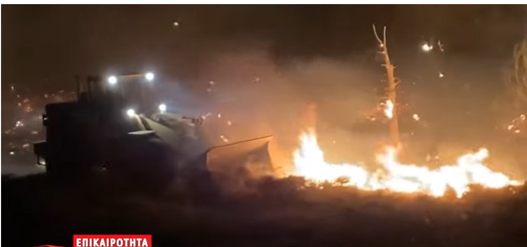 Μαίνεται η «πύρινη κόλαση» στη Ρόδο: Βίντεο με πολίτη να οδηγεί εσκαφέα πάνω στη φωτιά
