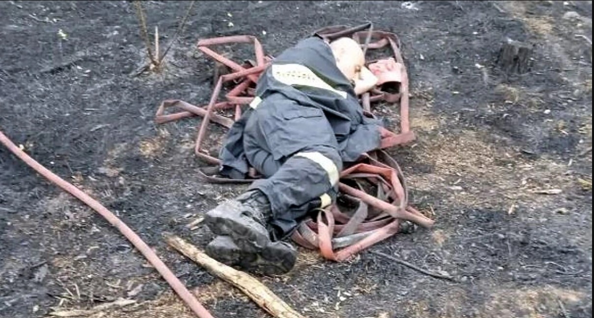 Έβρος: Συγκλονίζει η εικόνα πυροσβέστη που κοιμάται εξουθενωμένος στο έδαφος μετά από μάχη με τις φλόγες