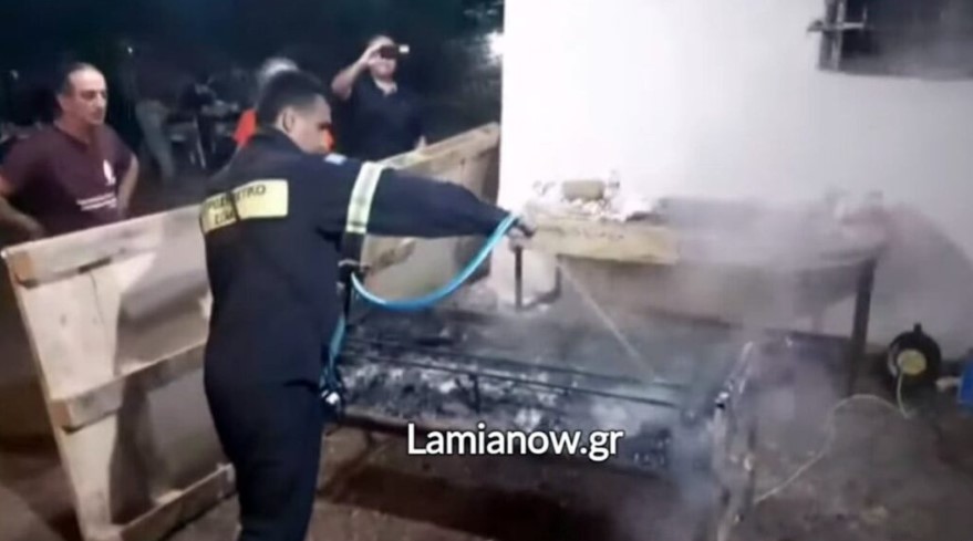 Πρόεδρος χωριού κάλεσε την Πυροσβεστική για να σβήσει… ψησταριά με σουβλάκια | Video