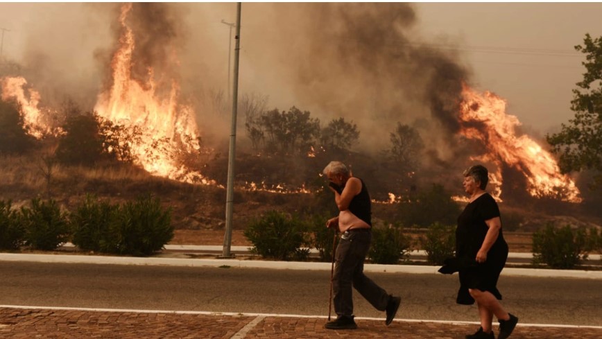 Πυρκαγιές: Ανεβαίνει προς την Πάρνηθα η φωτιά που ξέσπασε στη Φυλή - Κάηκαν σπίτια κι αυτοκίνητα στη Χασιά