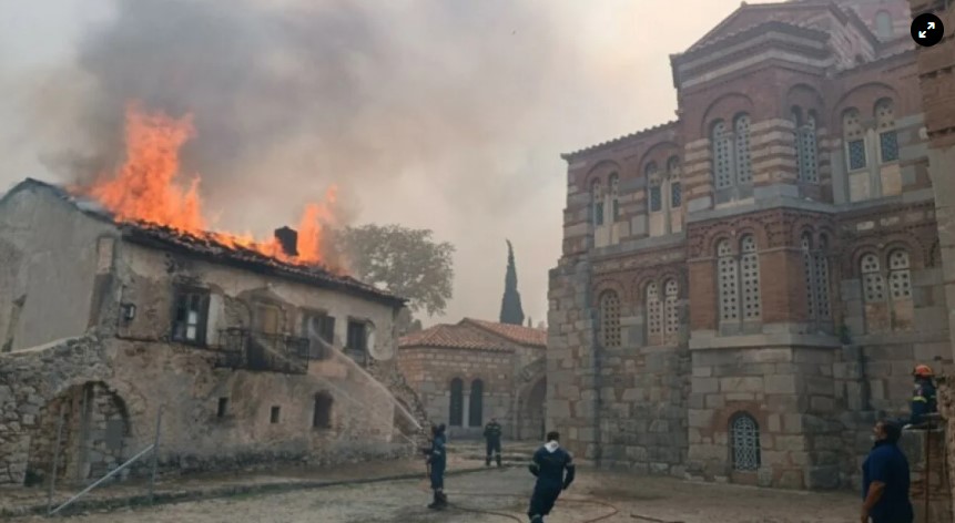 Φωτιά στη Βοιωτία: Καίγεται η ιστορική μονή του Οσίου Λουκά - Δείτε βίντεο και φωτογραφίες