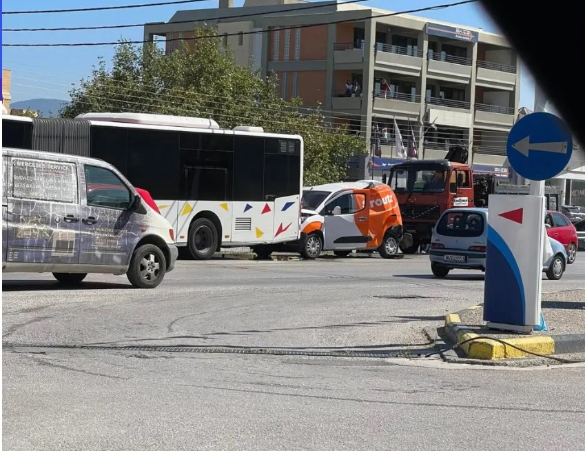 Επαγγελματικό στη Θεσσαλονίκη βανάκι έγινε... σάντουιτς ανάμεσα σε φορτηγό και λεωφορείο - Ένας τραυματίας