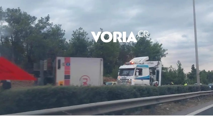 Θεσσαλονίκη: Φορτηγό ανετράπη στον Περιφερειακό και προκάλεσε κυκλοφοριακό έμφραγμα (video)