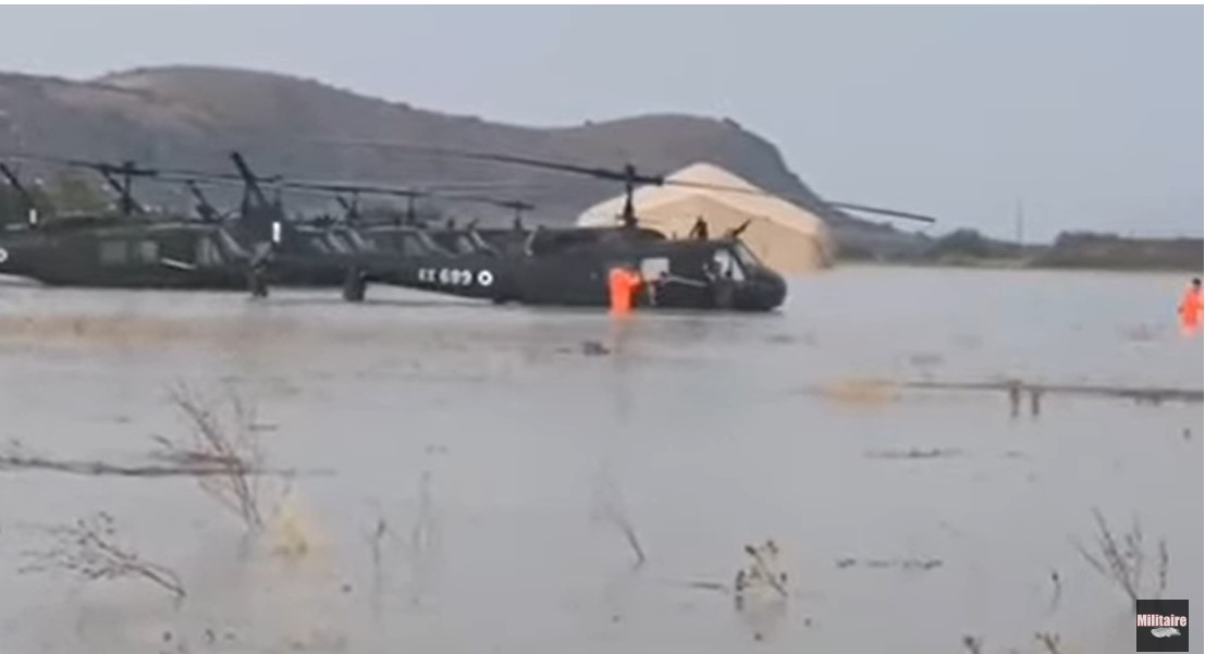 ΑΠΟΚΛΕΙΣΤΙΚΟ ΒΙΝΤΕΟ: Ρυμουλκούν τα ελικόπτερα μέσα στην πλημμυρισμένη βάση στο Στεφανοβίκειο