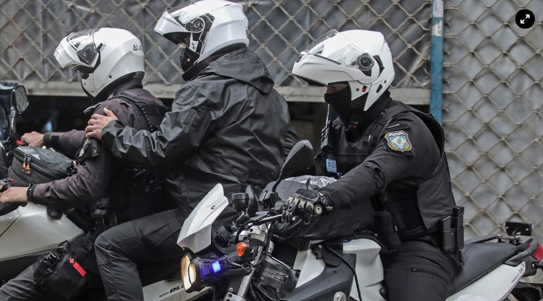Κορυδαλλός: Πέταξαν σε αστυνομικούς συρτάρι ταμειακής μηχανής κατά τη διάρκεια καταδίωξης