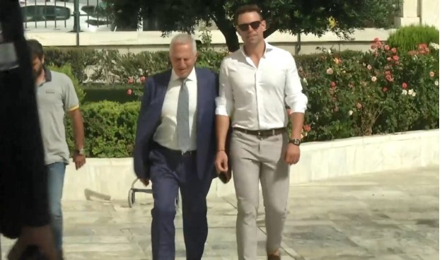 Έφτασε στη Βουλή ο Στέφανος Κασσελάκης για τη συνάντηση με τον Αλέξη Τσίπρα