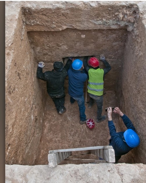 Ισραήλ: Οι αρχαιολόγοι ανακάλυψαν ασύλητο τάφο αρχαίας Ελληνίδας εταίρας Ο σπάνιος καθρέφτης που αποκάλυψε σημαντικά στοιχεία για την ταυτότητα και την εποχή της ενοίκου του τάφου