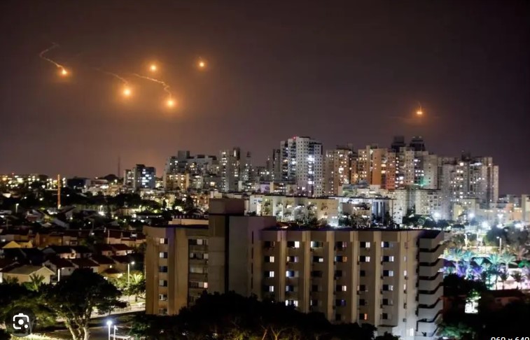 «Φωτιά» στη Μέση Ανατολή: Αιφνιδιασμός στο Ισραήλ, γενικεύεται η σύρραξη