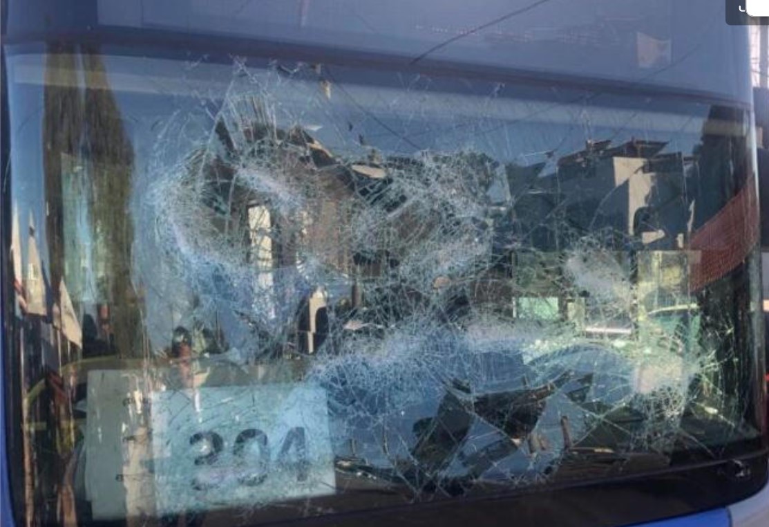 Τρόμος σε λεωφορείο στην Αρτέμιδα: Άνδρας έσπαγε τζάμια και φώναζε «θα σας σκοτώσω όλους»