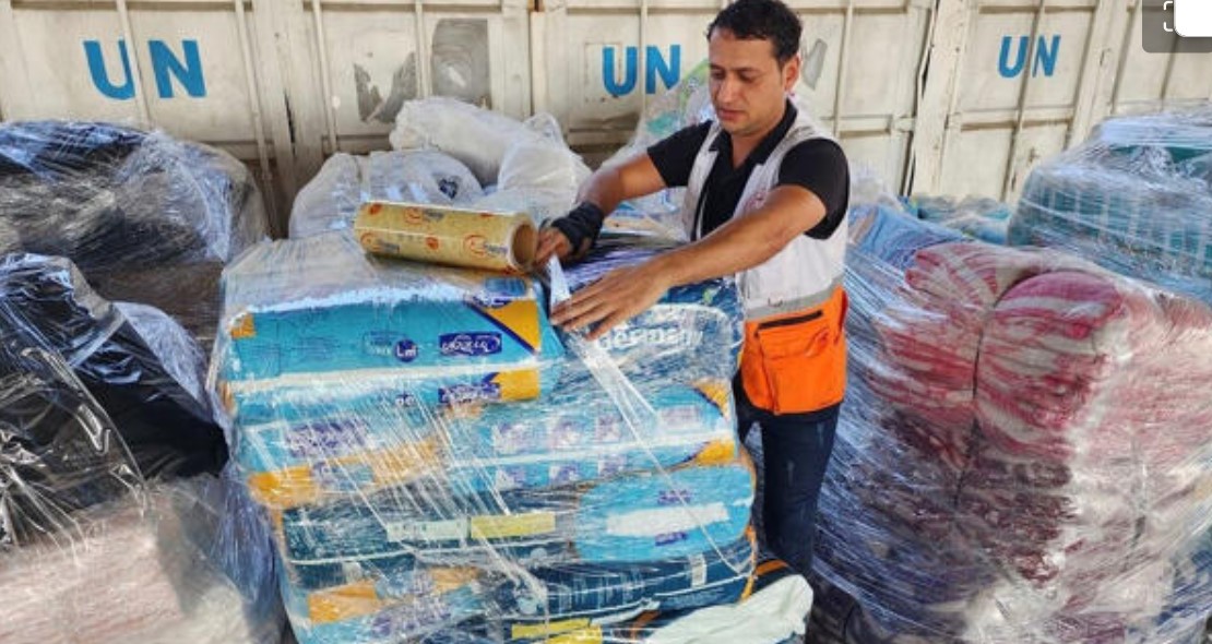 Γάζα: Χιλιάδες άνθρωποι εισέβαλαν σε αποθήκες του ΟΗΕ με βασικά είδη επιβίωσης