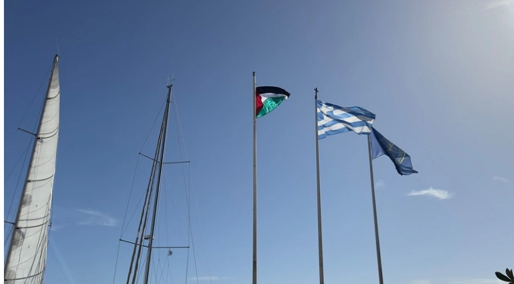 Πρέβεζα: Κατέβασαν τη σημαία της ΕΕ και ανέβαζαν τη σημαία της Παλαιστίνης έξω από το δημαρχείο – Δείτε βίντεο