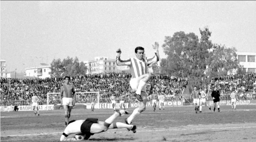 Θρήνος στο ελληνικό ποδόσφαιρο για το θάνατο του θρυλικού Νίκου Γιούτσου σε ηλικία 81 ετών, μετά από πνευμονικό οίδημα λόγω του οποίου νοσηλευόταν στην εντατική