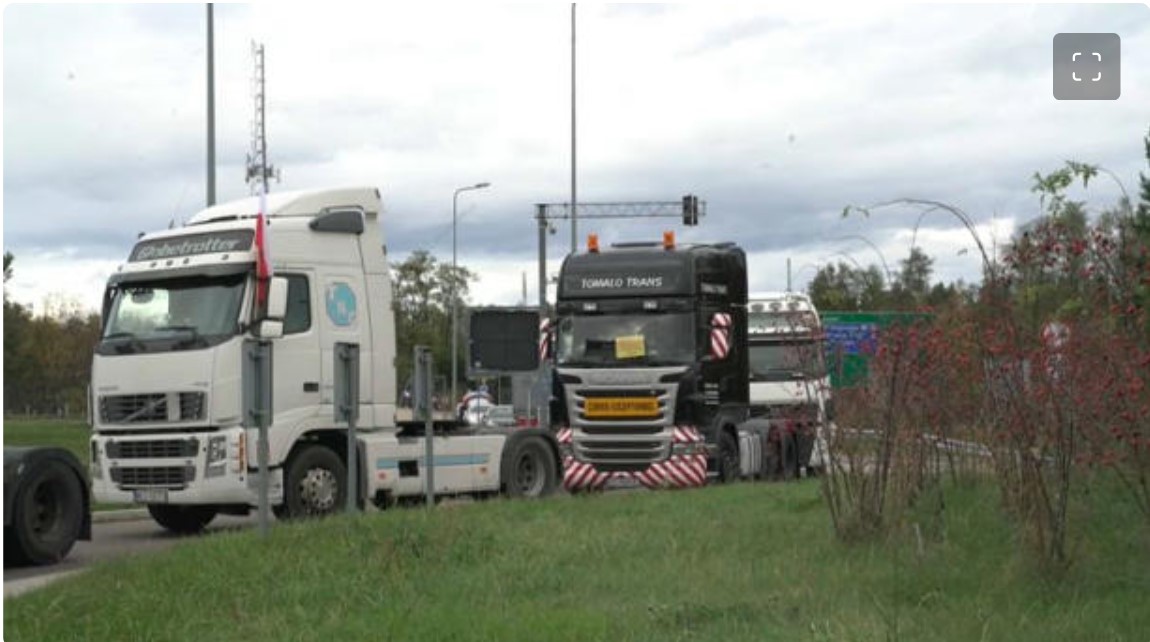 Οδηγοί φορτηγών στην Πολωνία έχουν κλείσει τους δρόμους που οδηγούς προς τα μεθοριακά περάσματα προς την Ουκρανία