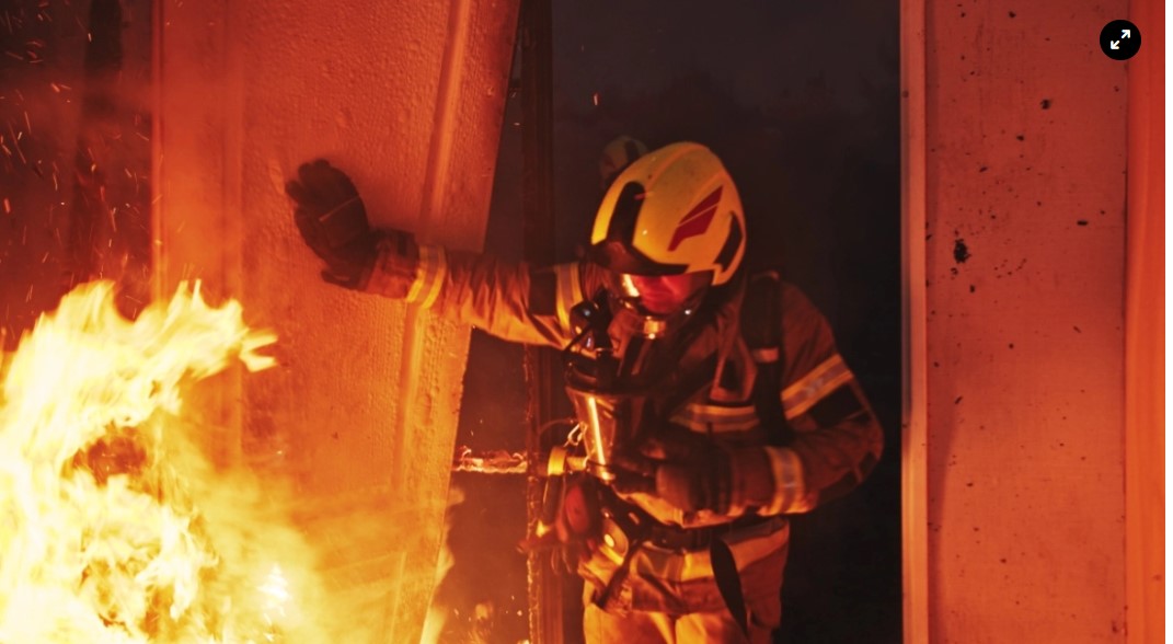 Θεσσαλονίκη: Ανήλικη έκαψε ολοσχερώς το σπίτι φίλης της επειδή... κοιμήθηκε με τον σύντροφό της