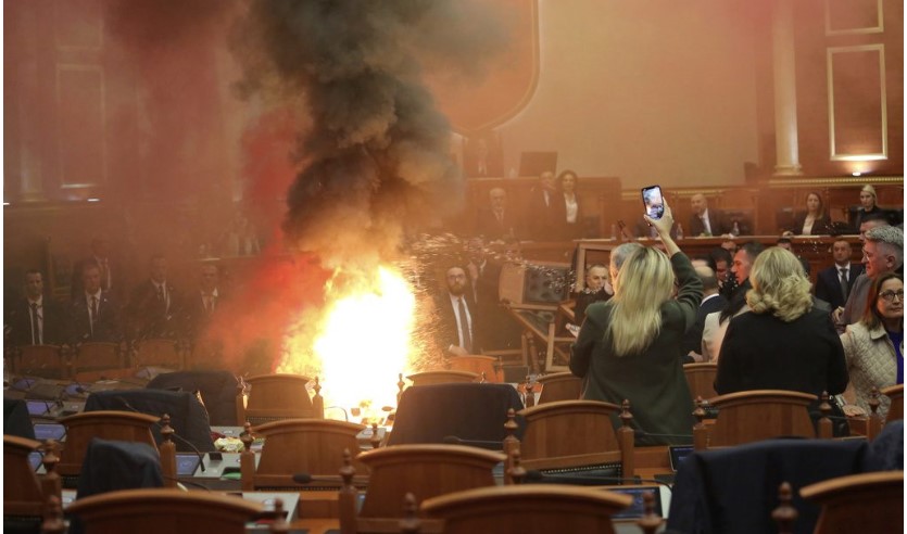 Πανικός στο αλβανικό κοινοβούλιο: Βουλευτές άναψαν καπνογόνα – Τι συνέβη (Photos)
